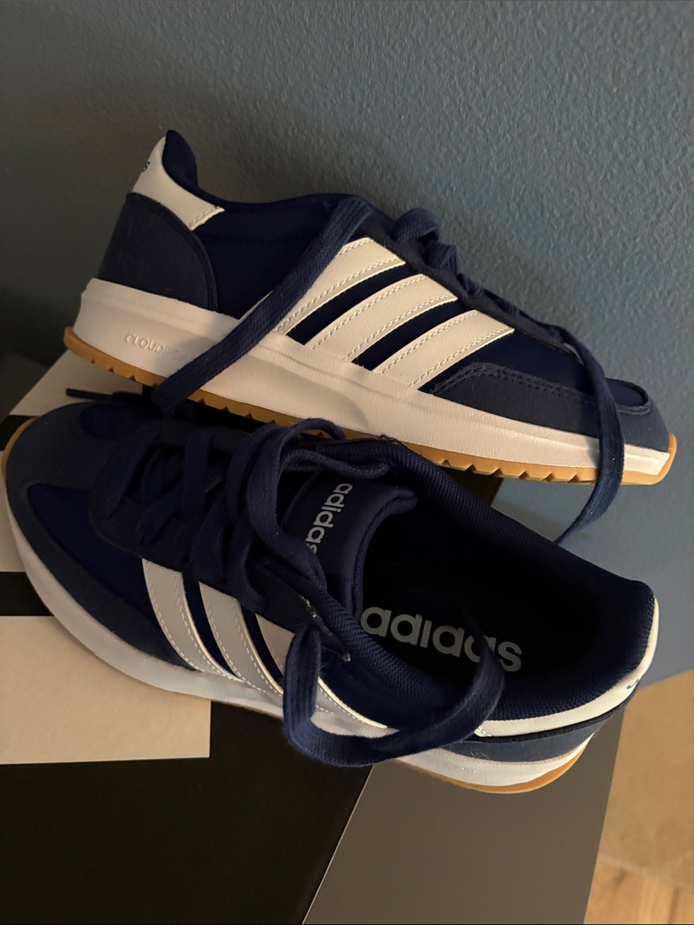 Boys Size 4 “GO Run” Adidas Navy Blue -Lace New just tried on - Picture 8 of 9